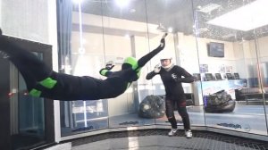 Светлана Сурганова делает перевороты и держится на спине в аэротрубе FlyStation