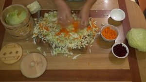 РЕЦЕПТ СОЛЕНИЯ! Засолка капусты, огурцов, помидор, грибов и овощей в деревянной кадке.