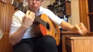 Играет одной рукой на гитаре / Playing with one hand on the guitar