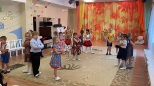 Карима в садике танцует