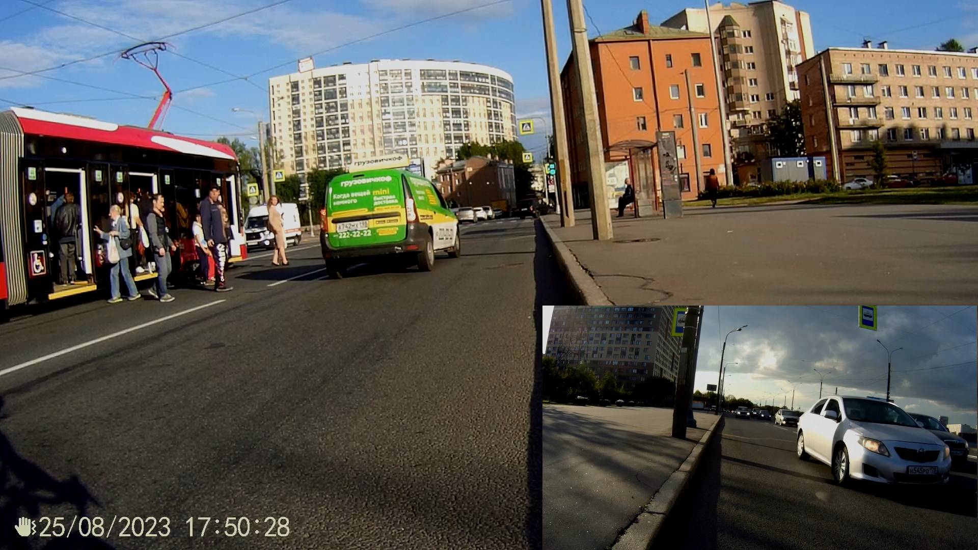 Еще немного, еще чуть-чуть и пешеходы были б на капоте...