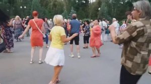 Харьков,танцы в парке,"Люди встречаются, люди влюбляются"