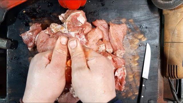 Классический ШАШЛЫК в гараже  // ВИДЕО РЕЦЕПТ СОЧНОГО ШАШЛЫКА