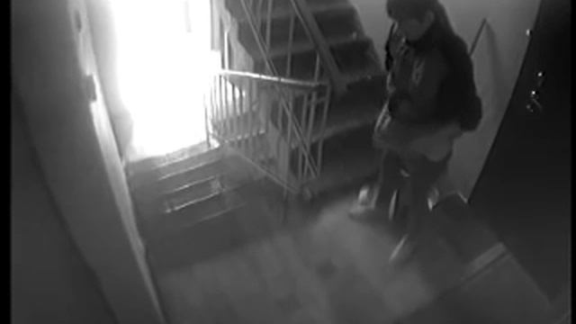 Уборщица поссала в ведро ;) смотреть онлайн