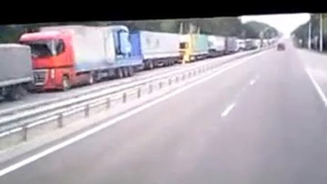 Граница Харьков-Белгород. Очереди грузовиков смотреть онлайн