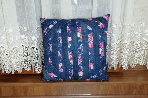 Подушка из старых джинсов.