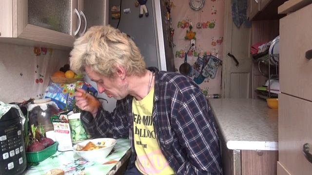 обжор мукбанг картошка тущёнаяс капчёными рёбрушками