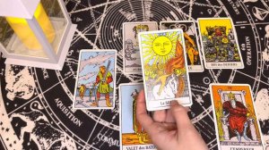 Таро: Менять работу или нет? Два варианта развития событий.