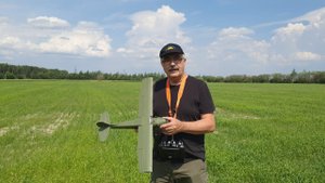Миниатюрная копия самолёта Як-12А, полёт в сильный ветер.
