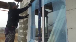 Фактурная штукатурка на фасаде дома.Утепление откосов пенопластом снаружи.