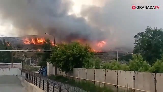 В Челябинске пожарные борются с огнем на городской свалке смотреть онлайн