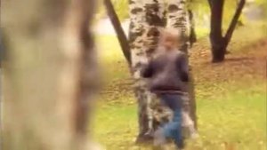 Малыш поёт песню белые розы