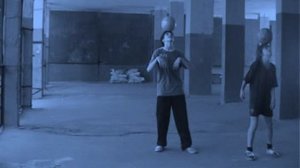 Кто дольше продержит мяч на голове?