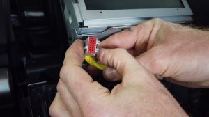 How to remove Land Rover Freelander 2 navigation screen / radio / CD player LR2