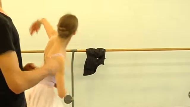 Театр оперы и балета превратился в рождественский каток смотреть онлайн