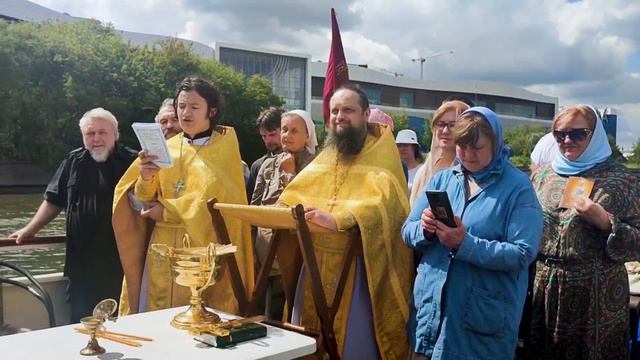 2024.07.23 Копия Животворящего Креста Господня и образ Богородицы "Иверская" прошел по реке Москва. смотреть онлайн