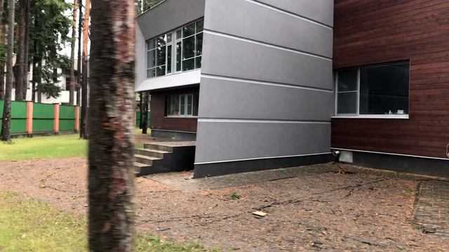 Комбинированный фасад дома из планкена и штукатурки