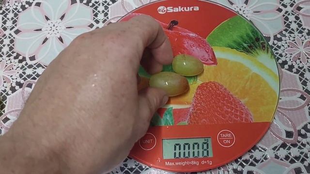 Пробуем виноград, сорт Преображение и Байконур.