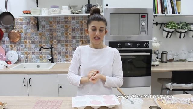 МУССОВОЕ КЛУБНИЧНОЕ ПИРОЖНОЕ С ВЫТЕКАЮЩИМ ЦЕНТРОМ