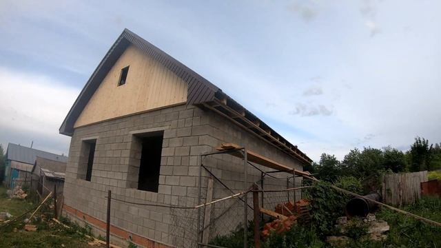 Двухскатная крыша своими руками , холодный чердак , + обшивка фронтонов вагонкой .