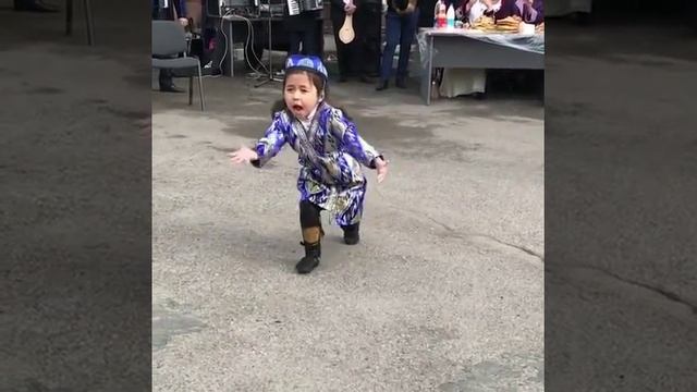 У меня голова болит ????? прикольно танцует смотреть онлайн