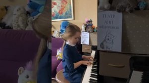 Девочка играет на пианино