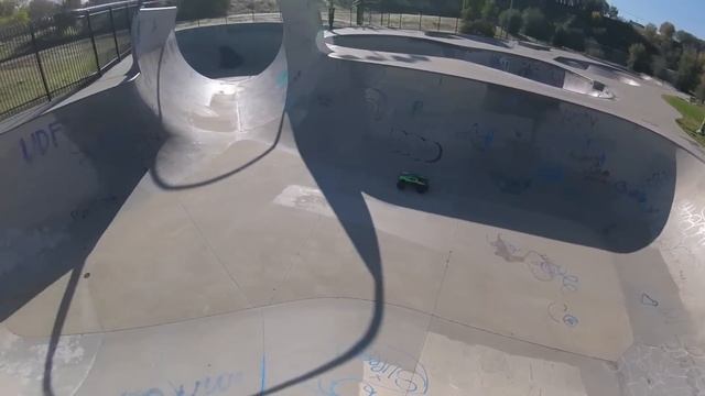 TRAXXAS TOUGH? X-MAXX 8s First Bash Impressions and Breakages смотреть онлайн