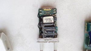 Вскрытие оригинальной и китайской зарядки айфон