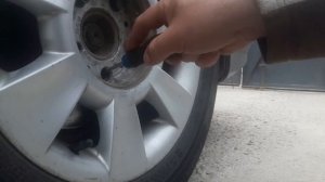 Как подтянуть ручник на BMW e-39 не снимая колёс.