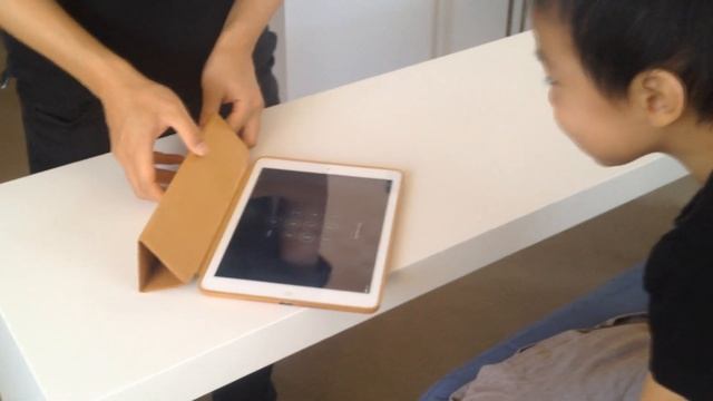 Apple iPad Air Smart Case and Cover (Leather Brown) Unboxing and Review