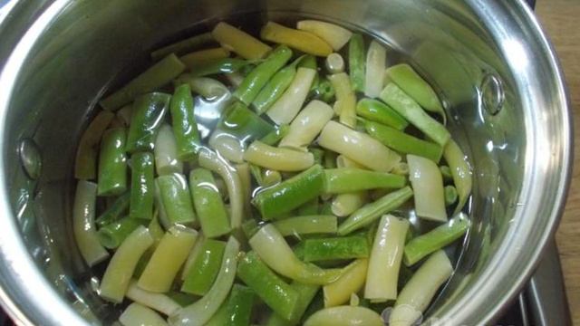 Теплый салат из стручковой фасоли с грецкими орехами
