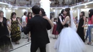 Песня в исполнение  Кавора и Жениха (Артур и Азнавур)