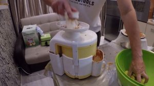 Яблочный сок. Отжим в домашних условиях. Соковыжималка Журавинка.