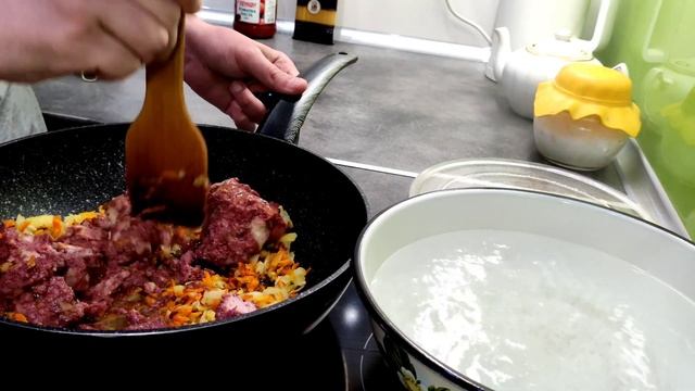 Макароны по-флотски с тушенкой . Макароны с тушенкой