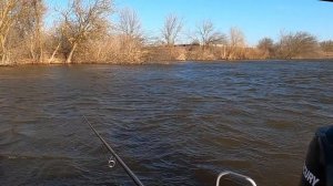 Волжская Рыбалка на  спиннинг.  Река Бахтемир.  Ветер, Волны.