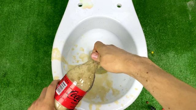 Experiment! Coca Cola vs TOILET vs Mentos, Balls, M&M's, Soda and Other.Candy in the toilet смотреть онлайн