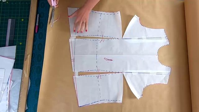 Копируем брендовую блузу. Моделирование и раскрой очень легкой и нежной блузы из батиста.mp4