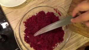 Слоеный салат из консервированных кальмаров