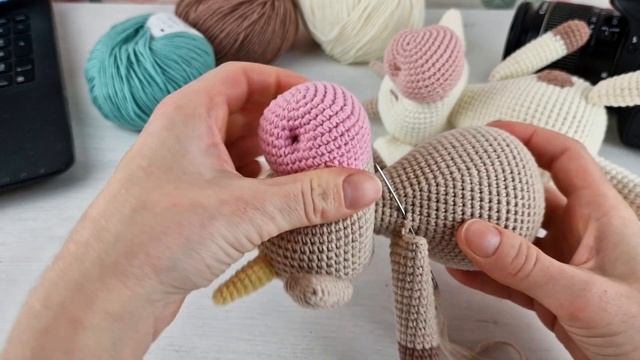 Как пришить лапы... Вязаная корова крючком. смотреть онлайн