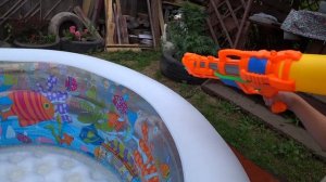 Детский надувной бассейн INTEX на даче у деда