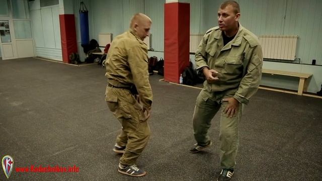 Как освободиться от захвата за руки смотреть онлайн