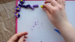 Лепим фиалки из пластилина