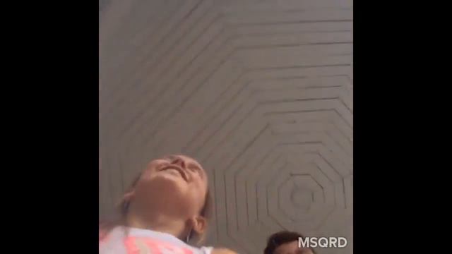 2 мальчика и 2 девочки баловались с программой MSQRD смотреть онлайн