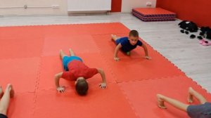 Обучение отжиманиям. Как научить ребенка отжиматься?