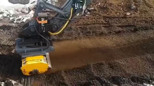 Ротоватор Mericrusher MC-4 140 на экскаваторе New Holland массой 15 тонн.