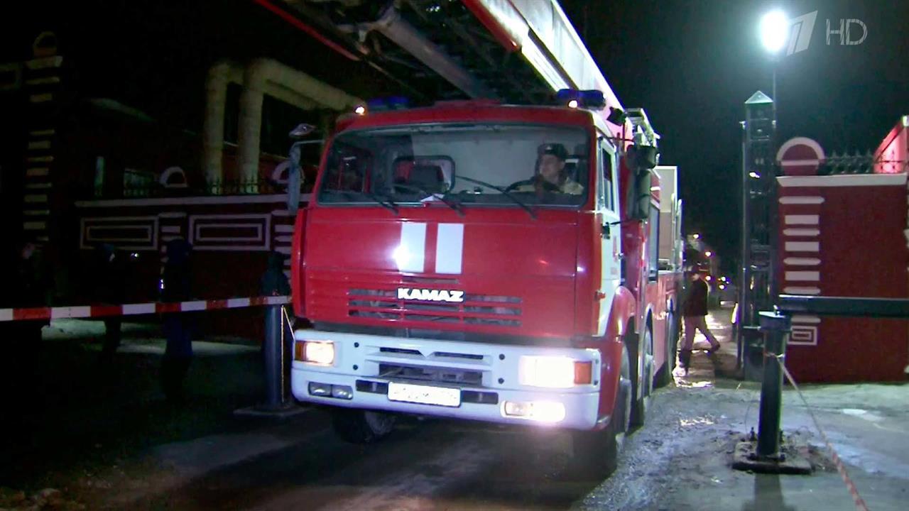 В Казани выясняют причины пожара на заводе, при тушении которого погиб спасатель