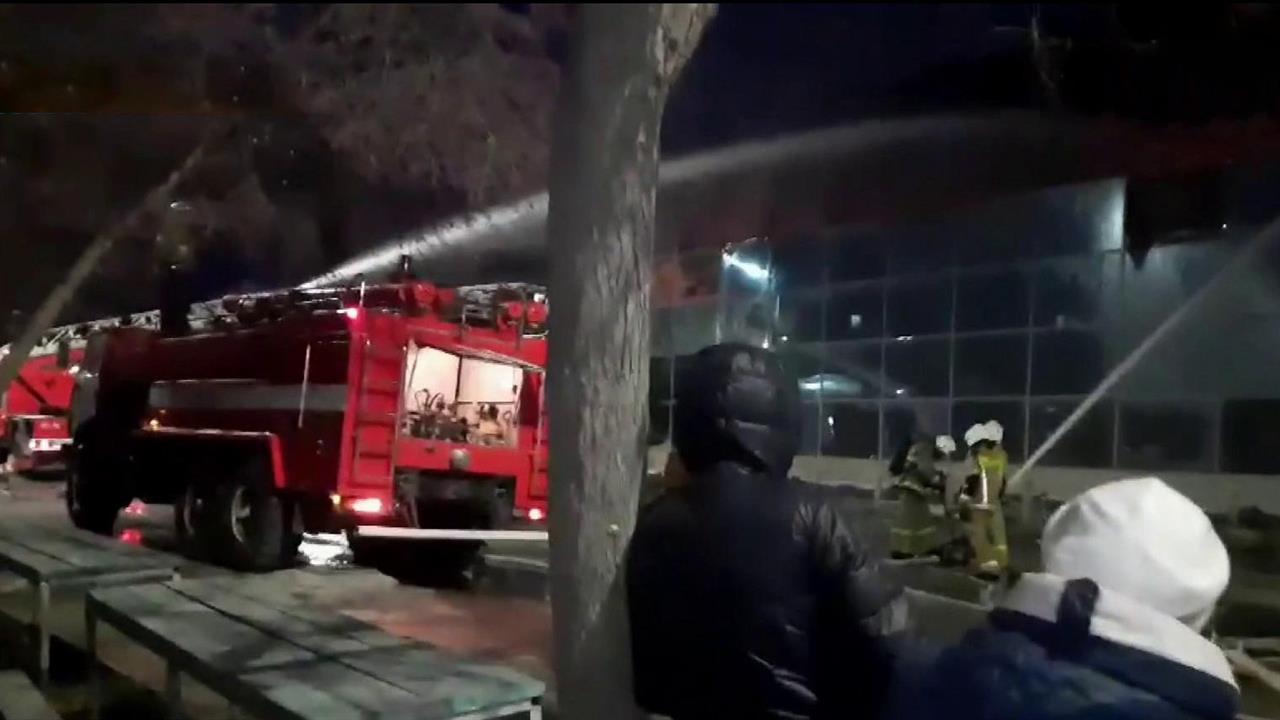 В Свердловской области уже несколько часов тушат к...ый пожар в торговом центре в городе Богдановиче