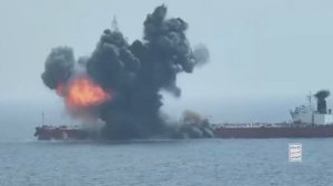 Хуситы опубликовали кадры атаки своих БЭКов нефтяного танкера «CHIOS Lion» в Красном море.