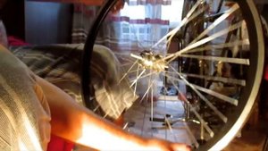 Как быстро заменить сломанные спицы на колесе велосипеда.