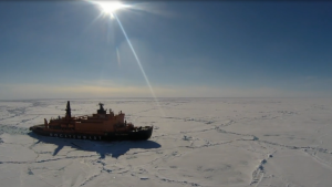 Ледокол идет на Полюс